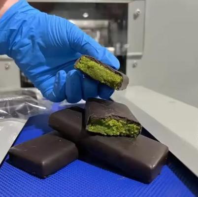 Πρησμένος φραγμός ρυζιού καραμελών/φραγμός σοκολάτας που κατασκευάζει τη μηχανή με τη διαμόρφωση και την κοπή