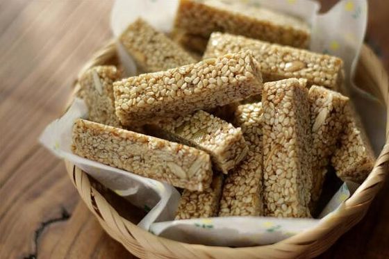 Εύθραυστος φραγμός δημητριακών καραμελών φυστικιών που κατασκευάζει τη μηχανή, τέμνουσα μηχανή φραγμών δημητριακών