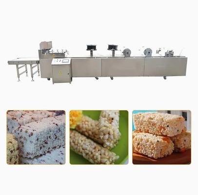 Μικρός πρησμένος φραγμός δημητριακών ρυζιού καραμελών που κατασκευάζει τη μηχανή, ξεφυσώντας μηχανή ρυζιού