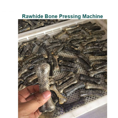 Το σκυλί μασά Rawhide την πιέζοντας μηχανή κόκκαλων με το διπλό λειτουργώντας σταθμό για τα πρόχειρα φαγητά σκυλιών