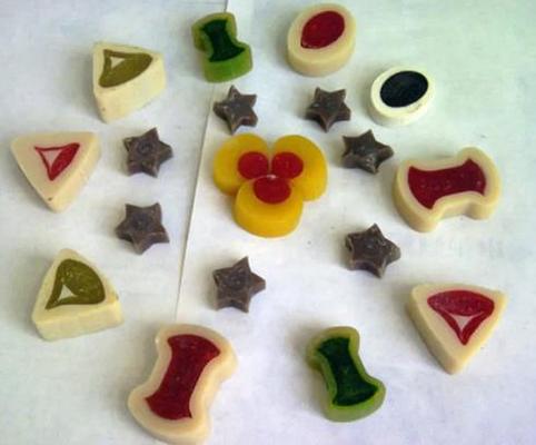 Τα σκυλιά οδοντικά μασούν τα πρόχειρα φαγητά απολαύσεων κάνοντας τη μηχανή/τον εξοπλισμό/τη γραμμή παραγωγής