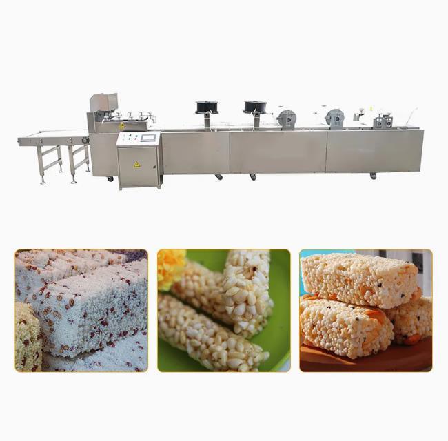 Μικρός πρησμένος φραγμός δημητριακών ρυζιού καραμελών που κατασκευάζει τη μηχανή, ξεφυσώντας μηχανή ρυζιού